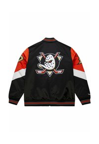 Schwarze Satin-Bomberjacke mit orangefarbenen und weißen Streifenakzenten sowie einem großen Logografik auf der Rückseite. Gerippter Kragen und Bündchen.
