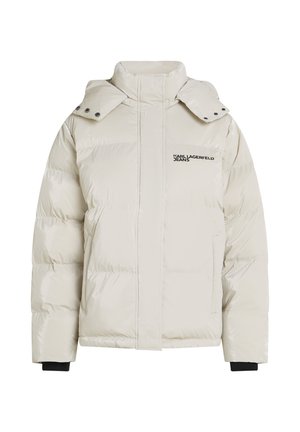 Doudoune en matériau brillant blanc cassé, avec un col montant, des accents à bouton-pression et des détails de logo noir sur la poitrine.