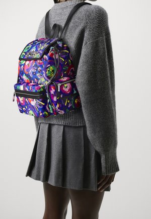 Sac à dos multicolore à motif floral, fabriqué en matériau durable, doté de bretelles ajustables, de deux poches zippées à l'avant et d'un rabat pliable.