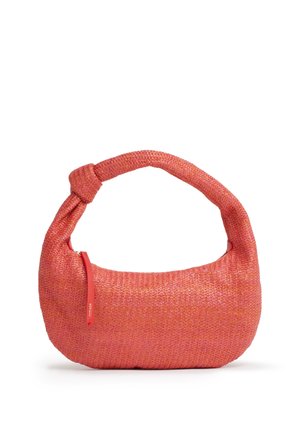 Piccola borsa intrecciata color corallo con manico annodato e cursore della cerniera rosso sul lato, esposta su sfondo bianco.