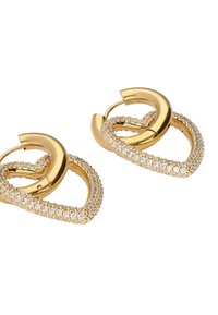 Pendientes en tono dorado con un diseño de doble lazo, adornados con rhinestones transparentes a lo largo del borde exterior y un interior pulido y suave.