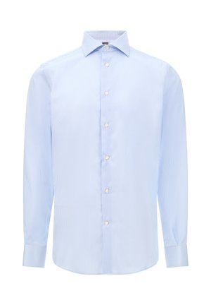 Camicia a maniche lunghe di colore azzurro chiaro con sottili righe bianche, colletto alla francese, parte anteriore con bottoni bianchi e polsini aderenti.