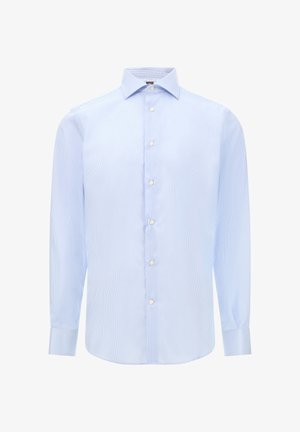 Světle modrá košile s dlouhým rukávem, tenké bílé pruhy, límec s knoflíky, přední léga s bílými knoflíky a přiléhavé manžety.