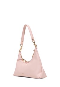 Sac à épaule en cuir rose avec une forme arrondie, doté d'une bandoulière en métal doré et d'une fermeture éclair. Texture lisse avec un minimum de détails.