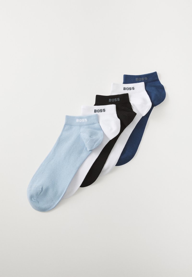 Cinq paires de chaussettes de cheville : bleu clair, bleu marine, noir, blanc et bleu foncé. Mélange de coton, avec le logo "BOSS" sur le poignet.