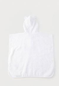 Λευκή παιδική πετσέτα με κουκούλα και μικρά αυτιά αρκουδάκι, φτιαγμένη από μαλακό, απορροφητικό ύφασμα, απλωμένη επίπεδα σε απλό φόντο.