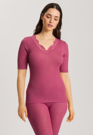 Roze geribbelde top met korte mouwen en een V-hals, voorzien van een bloemenkant afwerking rond de halslijn, zachte textuur en een getailleerd ontwerp.