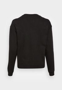 Svart sweatshirt med långa ärmar, rundad hals, ribbade ärmar och nederkant. Slät texture, utan synliga mönster eller detaljer i hårdvara.