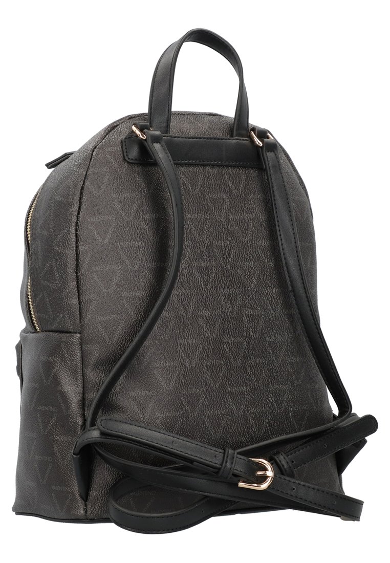 Zaino in pelle nera con un motivo testurizzato, dotato di spallacci sottili, maniglia superiore e tasca laterale con zip.