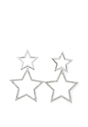 Orecchini a forma di stella in argento con una piccola stella cava in alto collegata a un contorno di stella più grande adornato con piccoli strass.