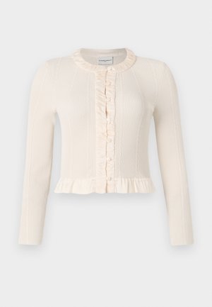 Kremowy kardigan w prążki z długimi rękawami, falbankowym kołnierzem i zapięciem na guziki. Posiada fason z falbaną na dole, co dodaje tekstury i detalu.