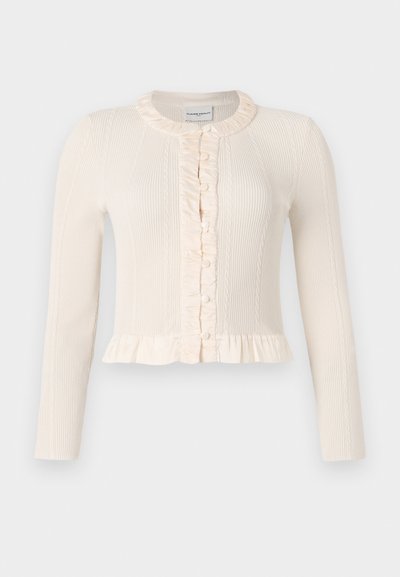 Cardigan din tricotare crem cu mâneci lungi, guler volanat și închidere cu nasturi. Prezintă un tiv peplum pentru un plus de textură și detaliu.