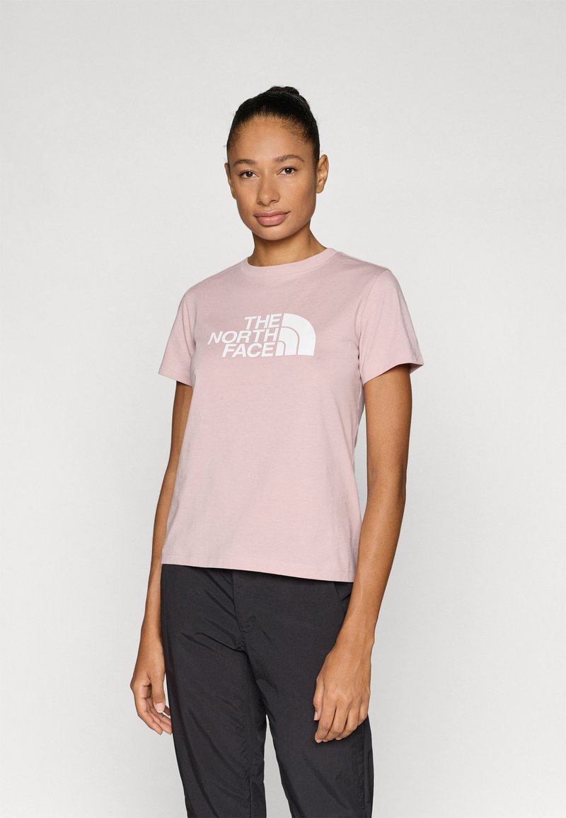 Ροζ βαμβακερό t-shirt με στρογγυλή λαιμόκοψη και κοντά μανίκια. Διαθέτει μεγάλο λευκό λογότυπο στο μπροστινό μέρος. Απλό, χωρίς διακοσμητικά στοιχεία.