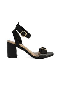 Zwarte sandalen met hoge hakken, vierkante neus, gouden gespdetail, dubbele enkelbanden en een chunky blokhak. Gladde leertextuur.