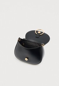 Μαύρη δερμάτινη τσάντα χειρός με στρογγυλεμένο σχήμα, χρυσές μεταλλικές λεπτομέρειες, εσωτερική τσέπη με φερμουάρ και κυκλικό άνοιγμα με κούμπωμα.