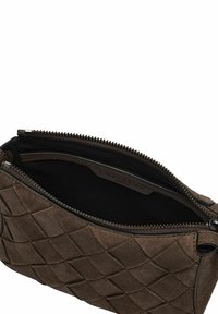 Brązowa zamszowa kopertówka o pikowanej fakturze, z zamkiem błyskawicznym i czarną materiałową podszewką. Wnętrze zawiera wytłaczaną metkę marki.