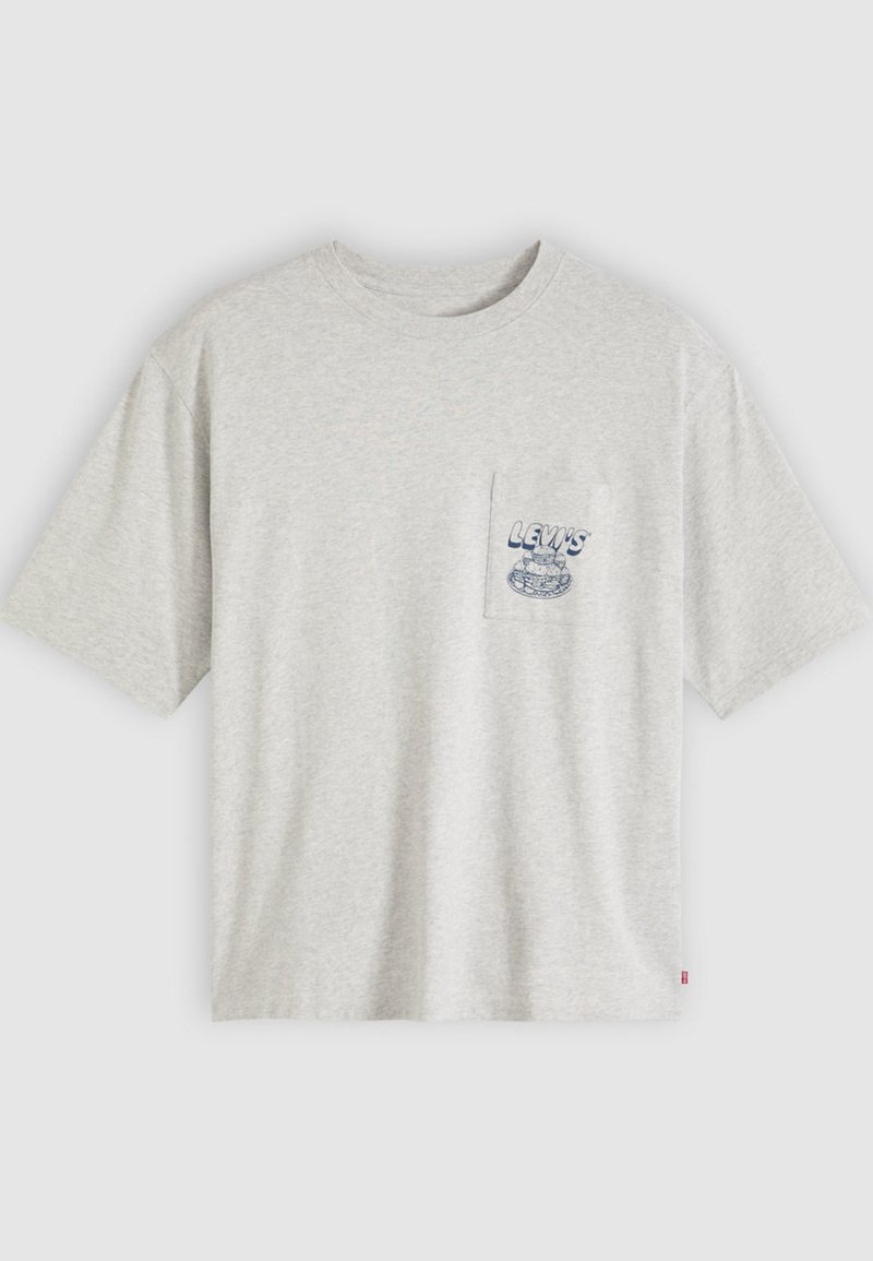 Graues kurzärmeliges T-Shirt mit einer Brusttasche und blauem grafischem Text und Design. Hergestellt aus einem Baumwollmischgewebe mit glatter Textur.