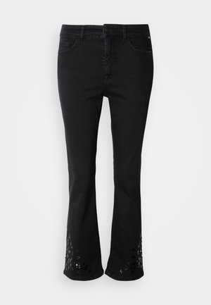 Jean flare en denim noir avec des motifs décoratifs en sequins sur l'ourlet, dotés de cinq poches, passants de ceinture et fermeture à bouton à l'avant.