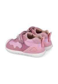 Scarpe da ginnastica rosa in mesh e materiale sintetico, dotate di una pratica chiusura a strappo, fodera interna imbottita e suola in gomma bianca.