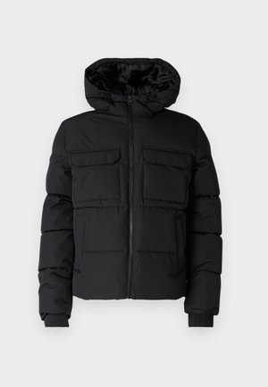 Chaqueta acolchada negra con capucha, que cuenta con dos bolsillos en el pecho, un cierre frontal con cremallera y puños de canalé. Textura suave y diseño ligero.