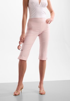 Guess BEDRUCKTE CAPRIHOSEN - Shorts - hellrose
