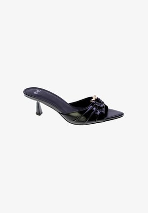 Mule nero con punta aperta, tacco basso svasato, fascia frontale plissettata e piccolo dettaglio decorativo dorato su sfondo bianco semplice.