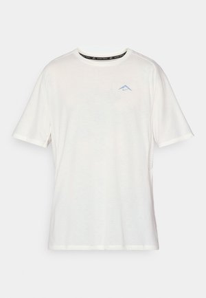 Weißes T-Shirt mit kurzen Ärmeln aus leichtem Material, mit einem blauen Logo auf der Brust und Mesh-Einsätzen an den Seiten. Runder Halsausschnitt.