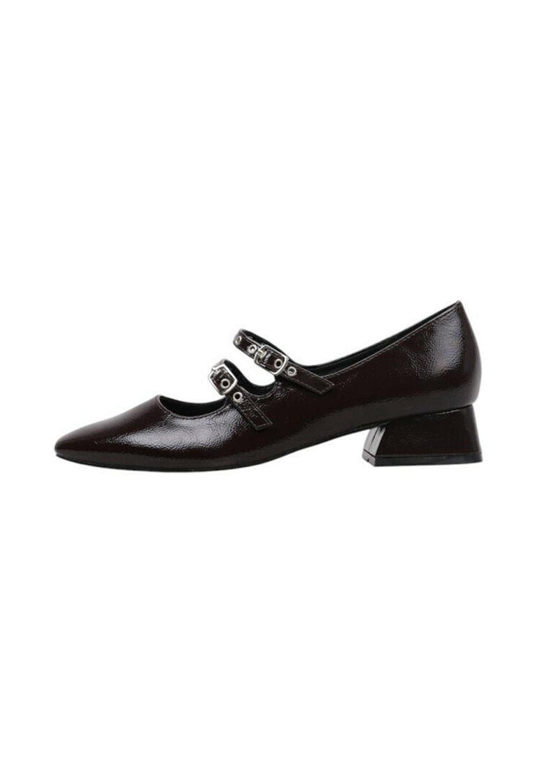 Zapatos Mary Jane de charol negro con punta afilada, dos correas ajustables con hebilla y un tacón bajo. La superficie texturizada añade detalle.
