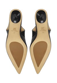 Chaussures en cuir noir avec un bout pointu, dotées d'un dessus lisse, d'une semelle beige et d'un petit talon noir. Taille 37 indiquée sur la semelle.