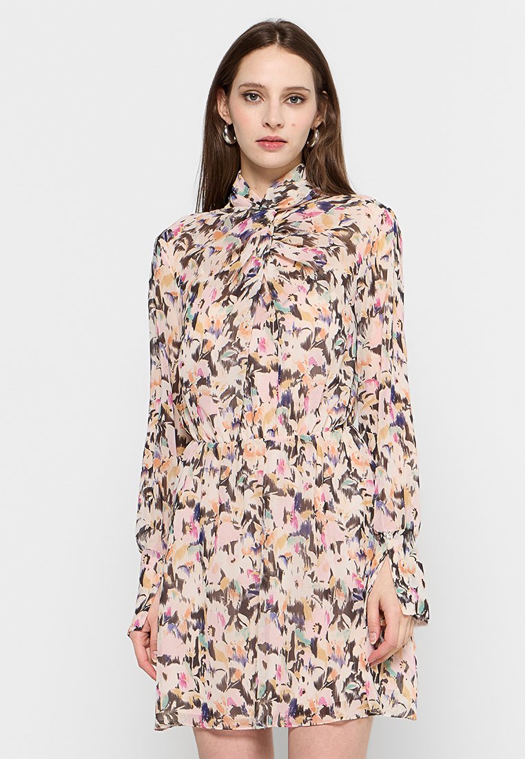 Sukienka z długim rękawem w kwiatowy wzór, uszyta z miękkiego, lekkiego materiału. Posiada wysoki kołnierz z falbanką oraz elastyczną talię.