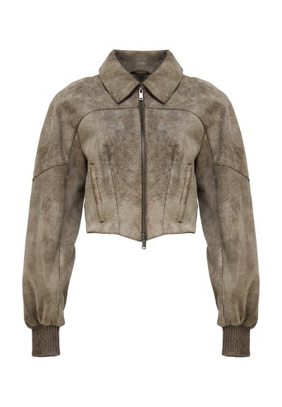 Skraćena jakna od brušene kože u prigušenoj smeđoj nijansi, s ovratnikom, zatvaračem na patentni zatvarač i rebrastim manžetama za teksturu i strukturu.