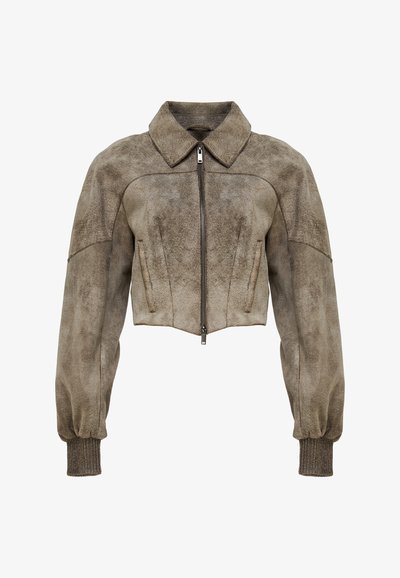 Krátka semišová bunda v tlmenom hnedom odtieni, so strihom, golierom, zapínaním na zips a rebrovanými manžetami pre textúru a štruktúru.