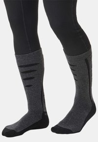 Grau kniehohe Socken mit schwarzen Akzenten, gerippter Textur, vertikalen Streifenmustern, verstärkter Zehen- und Fersenpartie, entwickelt für Langlebigkeit und Komfort.