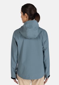 Chaqueta impermeable de color azul claro con capucha, mangas largas y puños ajustables. Textura suave con costuras mínimas y sin cierres visibles.