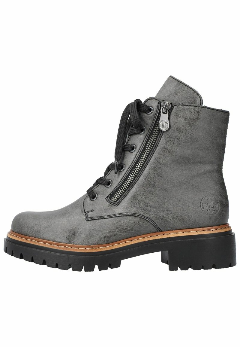 Bottines en cuir gris avec un bout rond, un laçage noir à l'avant, une fermeture éclair sur le côté et une semelle en caoutchouc robuste. Détail cousu autour de la semelle.