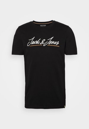 Zwart T-shirt met korte mouwen en witte en oranje "Jack & Jones" logo tekst op de borst, weergegeven op een eenvoudige lichte achtergrond.