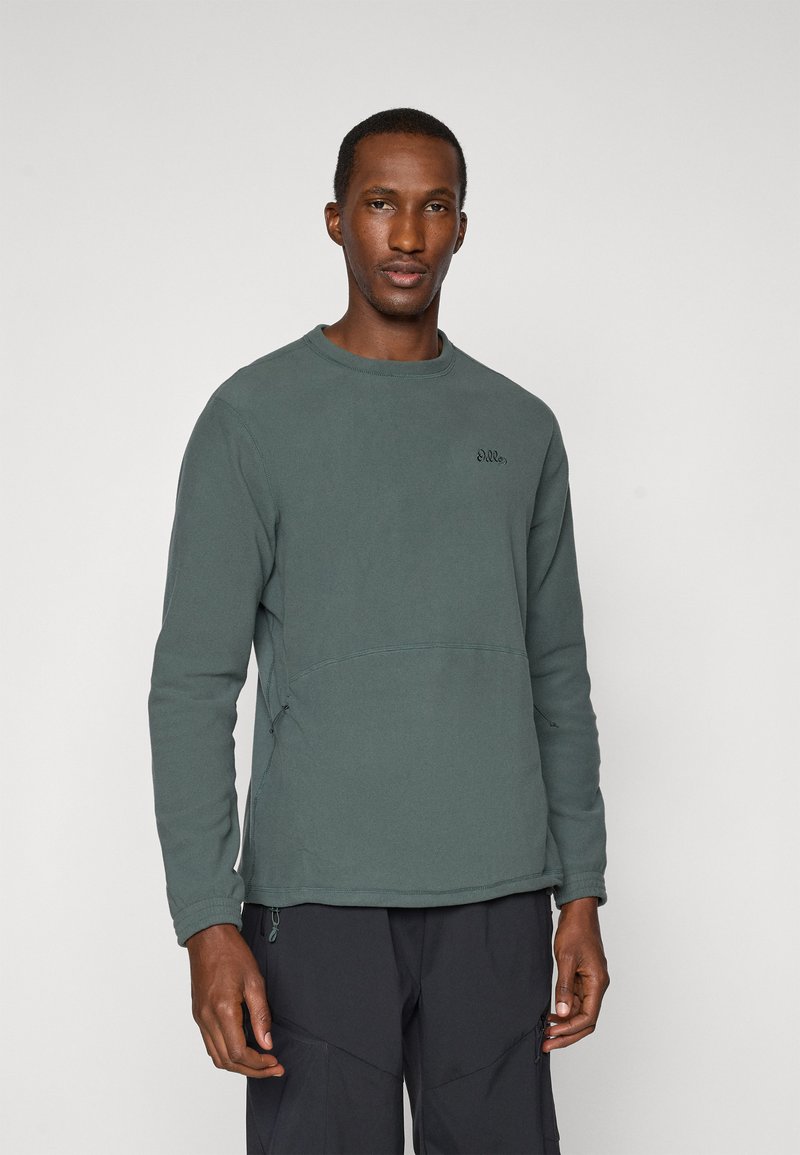 Zeleno sweatshirt s okroglim izrezom, dolgimi rokavi in detajlom z zadrgo na strani. Ima subtilen logotip na prsih in teksturirano tkanino.