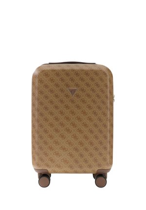 Valigia rigida marrone con motivo a logo su tutta la superficie, quattro ruote e una piccola targa triangolare con il logo sulla parte anteriore.