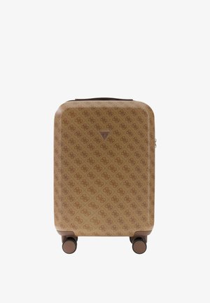 Valise rigide marron avec motif logo intégral, quatre roues et une petite plaque triangulaire avec logo à l'avant.