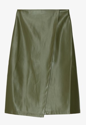 Olivengrønn faux skinn mini-skjørt med skrå omslag design, glatt tekstur, og fin stikning langs kantene.
