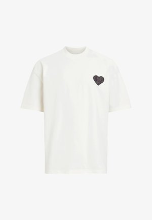 Wit T-shirt met korte mouwen van katoen, met een zwarte hartvormige patch op de linkerborst met een textuurontwerp. Ronde hals.