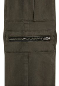 Un pantalon cargo vert olive présente une poche zippée à l'avant, fabriqué en tissu durable avec une texture lisse et des coutures renforcées.