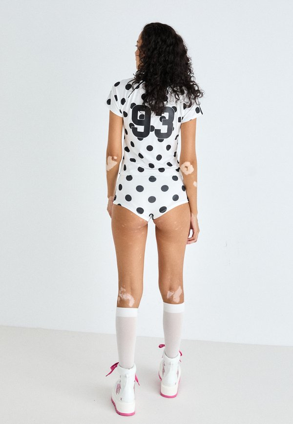 POLKA DOT FOOTBALL - Shorts4