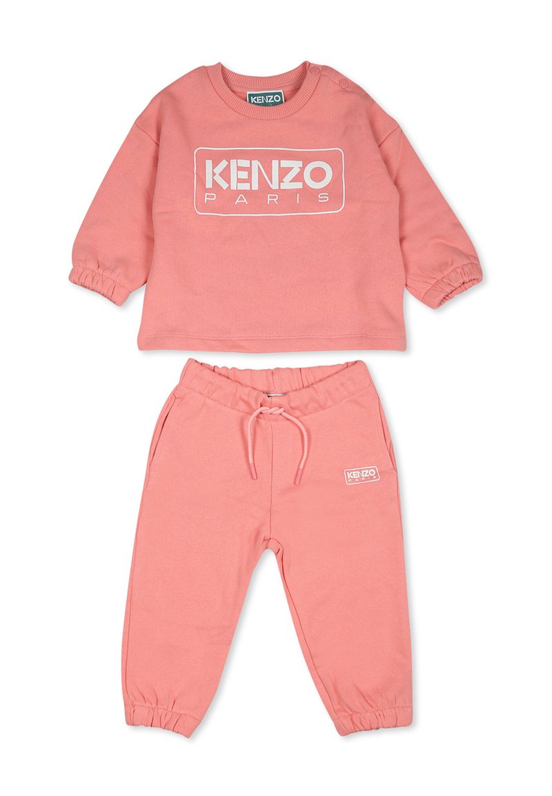 Sweatshirt en coton rose avec logo blanc "KENZO PARIS" et pantalon de jogging assorti avec une taille élastique et des poignets.