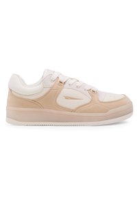 Beige és fehér sneaker szintetikus anyagból, sima textúrával, kerek orral, párnázott gallérral és diszkrét arany kiegészítőkkel.