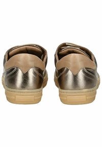 Scarpe di bronzo metallico con tomaia in pelle liscia e dettagli beige. Presentano un profilo basso e una suola in gomma texturizzata per una buona aderenza.