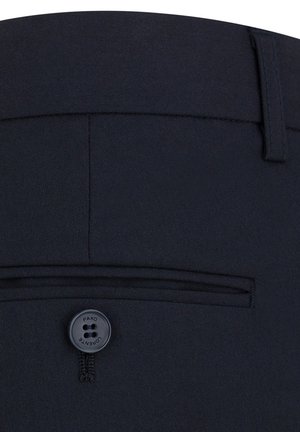 Ciemnoniebieskie spodnie z eleganckim paskiem w talii, tylna kieszeń z zapięciem na guzik oraz fakturowany materiał, który zwiększa trwałość.