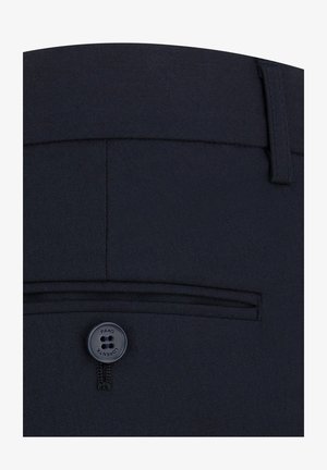 Ciemnoniebieskie spodnie z eleganckim paskiem w talii, tylna kieszeń z zapięciem na guzik oraz fakturowany materiał, który zwiększa trwałość.