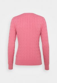 Maglione rosa con un design a trecce, dotato di maniche lunghe e scollatura rotonda. La texture è morbida e a coste nell'orlo e nei polsini.