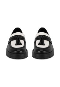 Černobílé mokasíny s koženým svrškem, zaoblenou špičkou, akcentem na třásně a pevným gumovým podrážkou s texturovaným gripem.